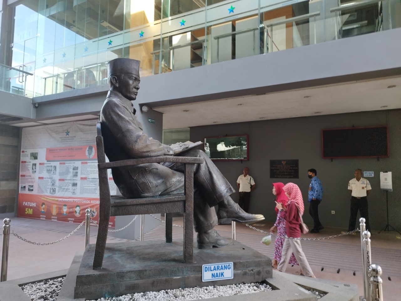 Patung Presiden Soekarno di Perpustakaan Proklamator Bung Karno, Kota Blitar.MI/ARDI TERISTI